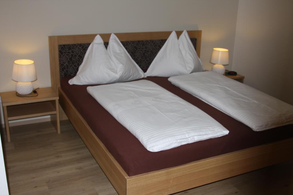 Pension & Weingut Storchenblick 일미츠 외부 사진