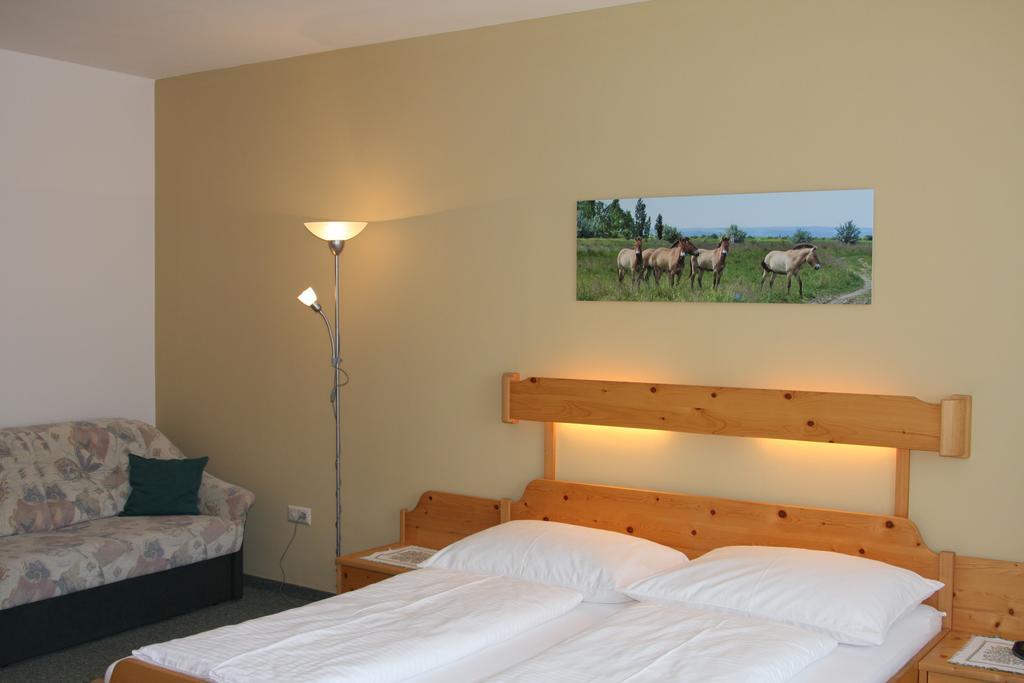 Pension & Weingut Storchenblick 일미츠 외부 사진